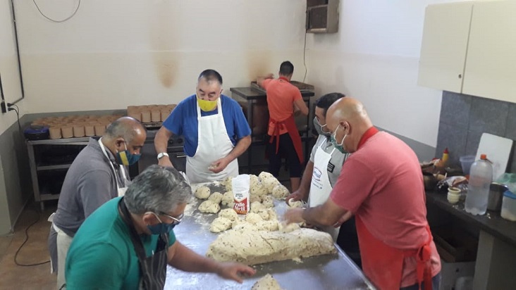 Internos de Villa Floresta produjeron panes dulces para familias bahienses